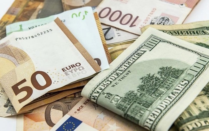Доллар курси 12 200 сўмдан пасайиб кетди
