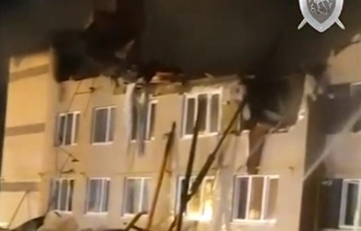 Тело ребенка обнаружили под завалами дома после взрыва газа в России (видео)