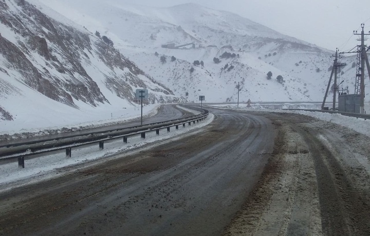 «Qamchiq» dovoni tinimsiz qor yog‘ishi oqibatida yopildi