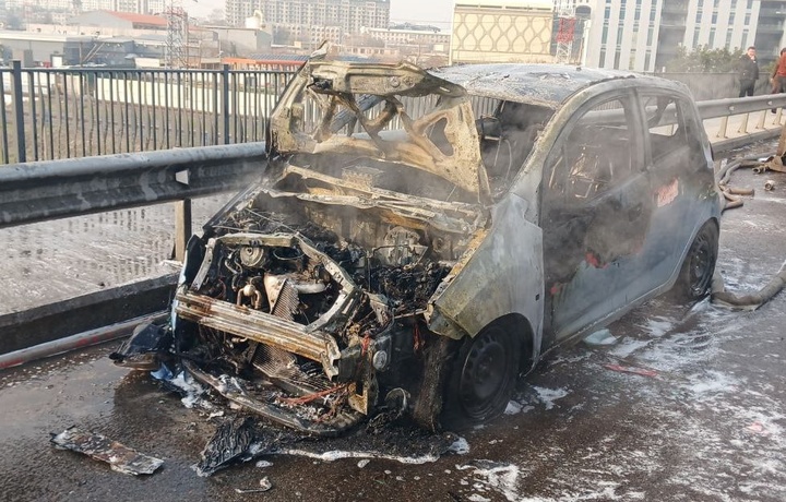 В Яккасарайском районе загорелся автомобиль Spark