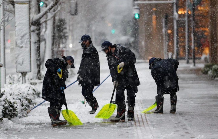 Токио впервые за 4 года засыпало снегом: пострадали десятки людей (фоторепортаж)