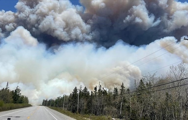 В Канаде продолжается борьба с лесными пожарами
