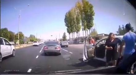 Toshkent ko‘chalarida ayol va erkak haydovchi mushtlashib ketdi (video)