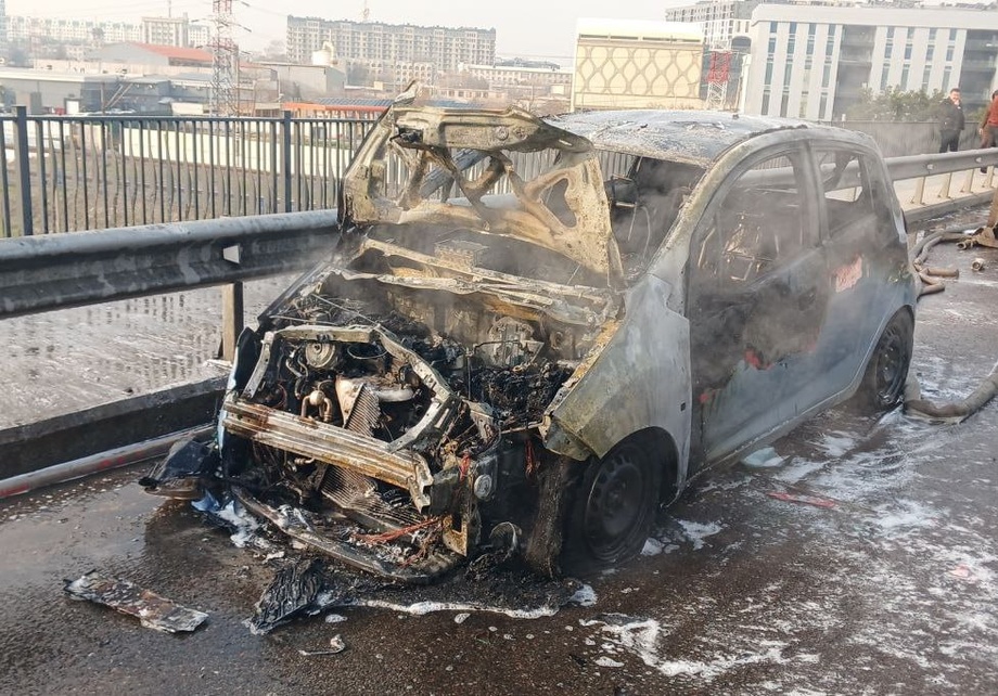 В Яккасарайском районе загорелся автомобиль Spark