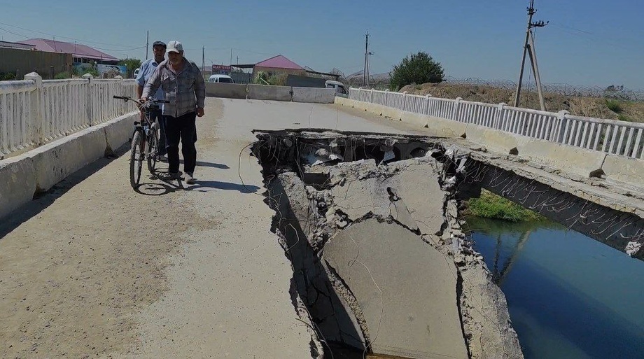 Buxoroda o‘pirilgan ko‘prik. Abgor yo‘l. Tovuqxona axlatlaridan qo‘lansa atrof (video)