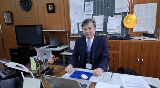 Мактаби директори Юичи Ҳашимото.