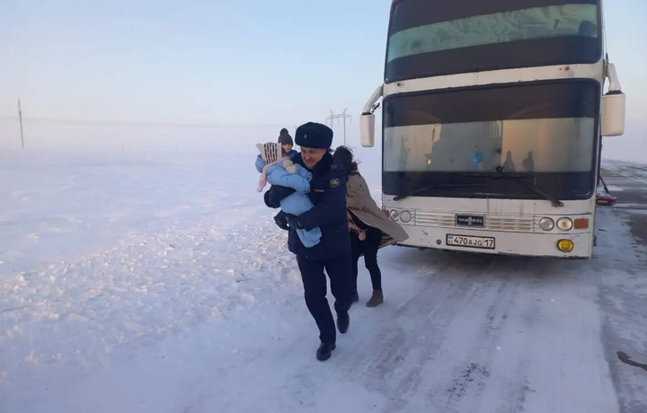 В Казахстане спасли 64 узбекистанцев, застрявших на трассе в мороз