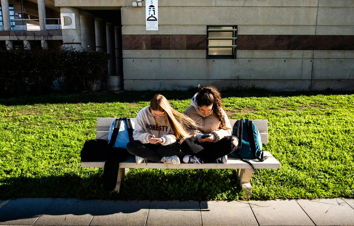 Fransiya ham 15 yoshdan kichiklarga ijtimoiy tarmoqlardan foydalanishni taqiqladi