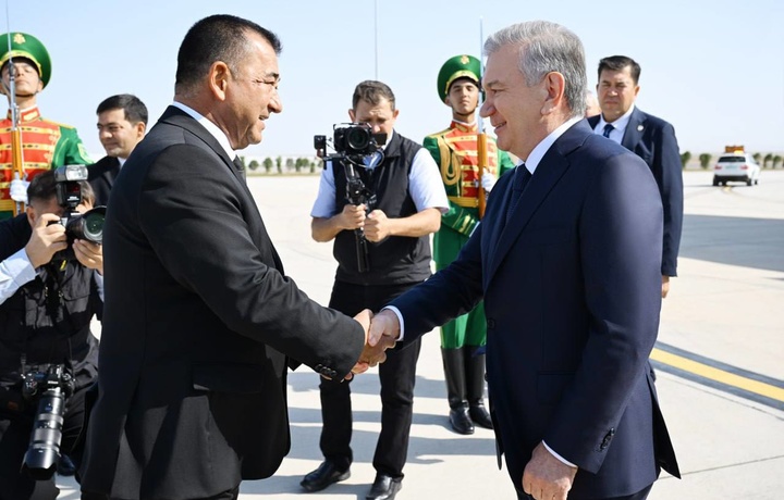 O‘zbekiston prezidenti Turkmanboshi aeroportida kutib olindi