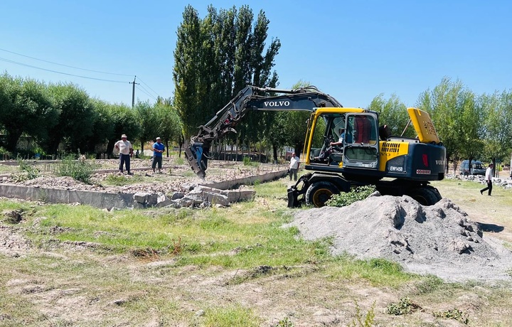 Nihoyat! Sport maydoni maktabga qaytarildi