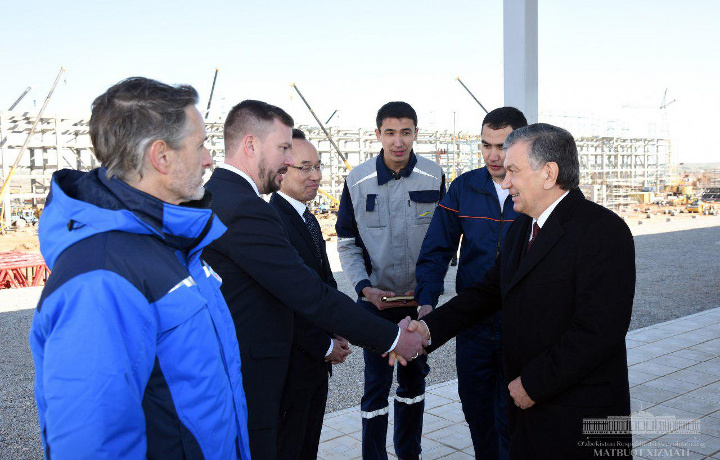 Shavkat Mirziyoyev Sho‘rtanda qurilayotgan noyob zavodga bordi