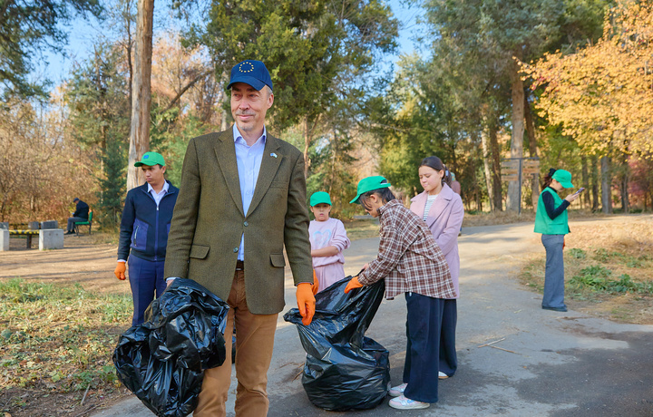 Ноодатий акция: Европа дипломатлари Ботаника боғини ораста ҳолга келтиришди (фото)