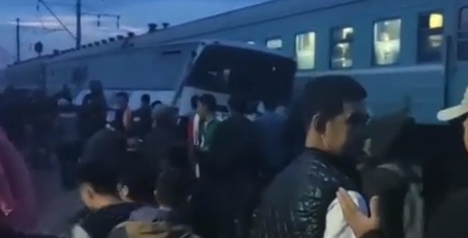 Один человек погиб при столкновении поезда с автобусом в Казахстане