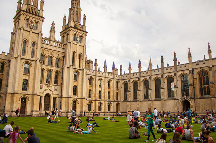 Ayol erkakni aldagani uchun uni yalashga majburlagan.