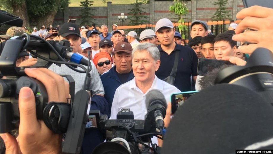Атамбаева лишили статуса экс-президента Кыргызстана