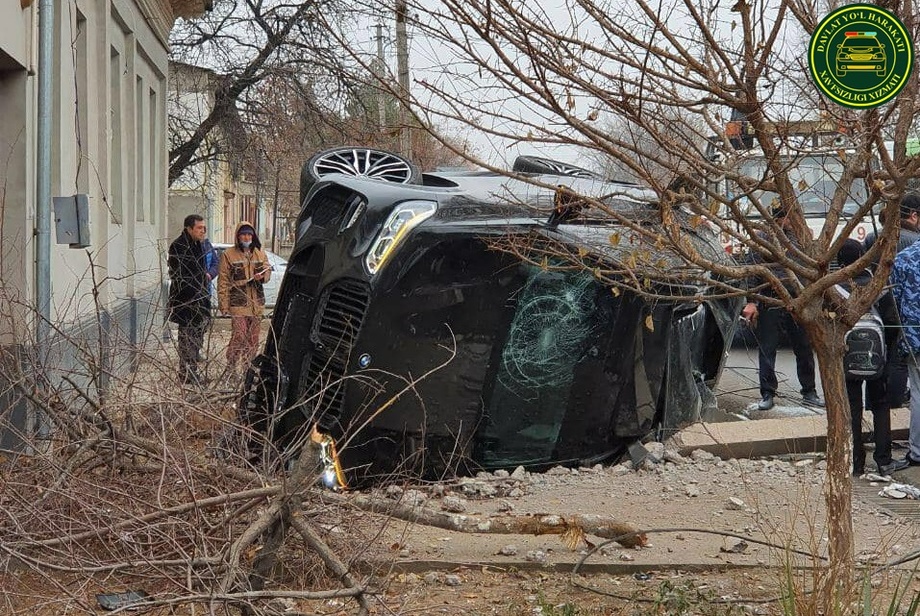 В Ташкенте автомобиль «BMW X5» врезался в столб и перевернулся