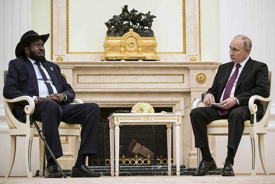 Жанубий Судан президенти Путин олдида ноўнғай ҳолатга тушди (видео)