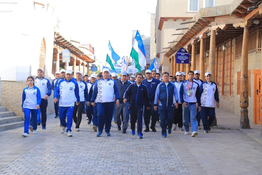 Muhim tashabbus: Buxoroda 5 mingga yaqin sportsevar ko‘chaga chiqdi (foto)