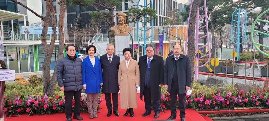 В центре Сеула открыли памятник Алишеру Навои