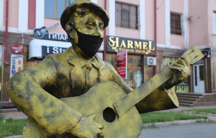 Navoiyda katta masshtabda dezinfeksiya o‘tkazilmoqda, postlarda tana harorati tekshirilyapti (foto)