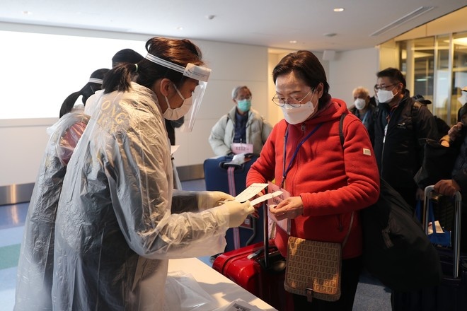 Жителям Гонконга выплатят по $1280 из-за коронавируса