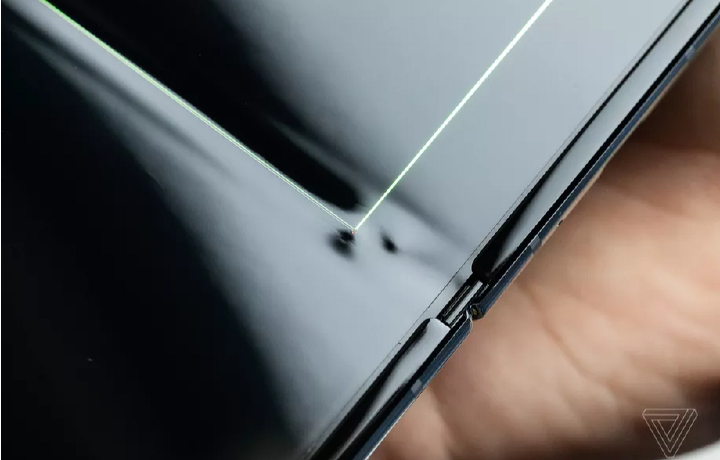 Складной Galaxy Fold сломался после первых дней использования (фото+видео)