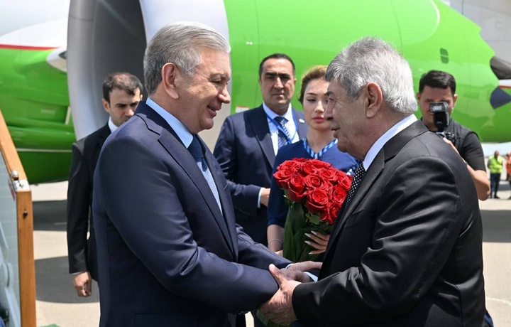 Шавкат Мирзиёев прибыл в Баку с государственным визитом