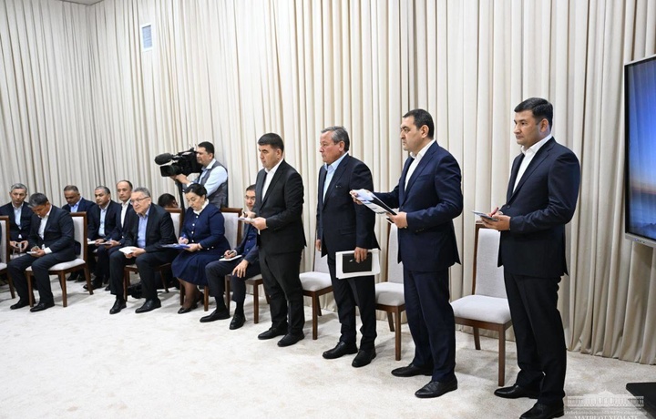 Президент провел совещание с хокимами трех областей