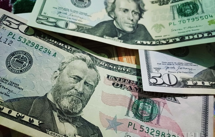 Dollar kursi yana 12 900 so‘mgacha pasaydi