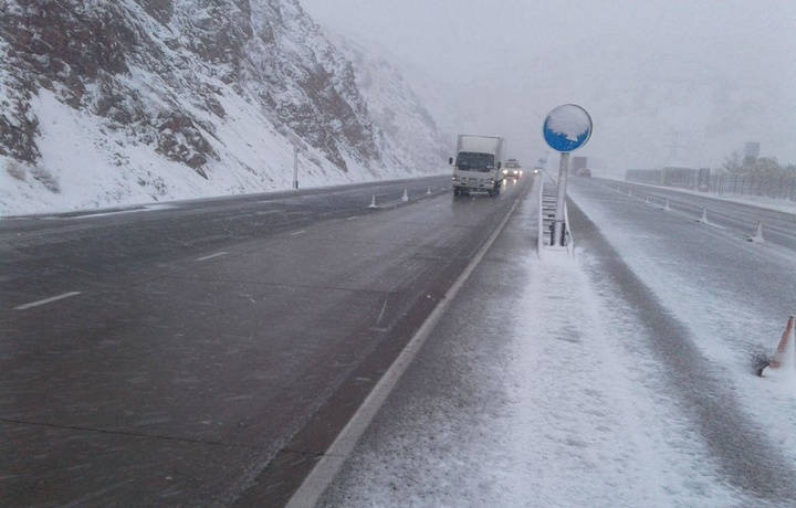 На перевале «Камчик» выпал снег. МЧС призывает водителей быть осторожными