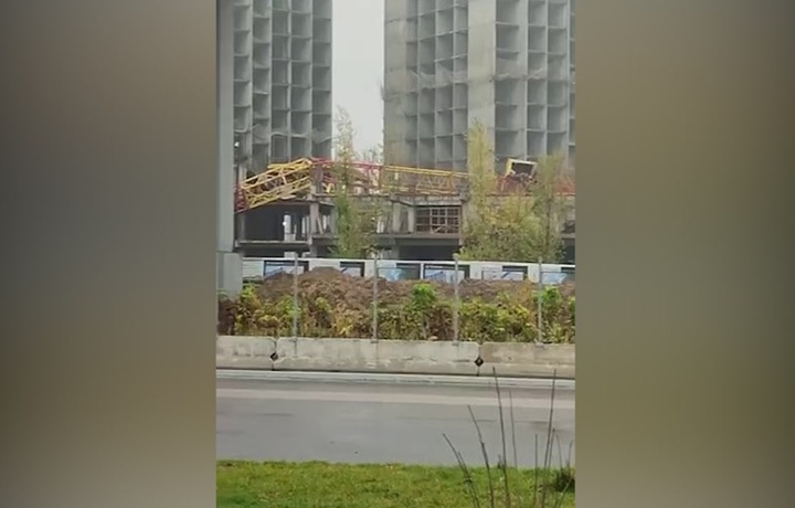 Тошкентда «дом» қураётган кран қулаб тушди