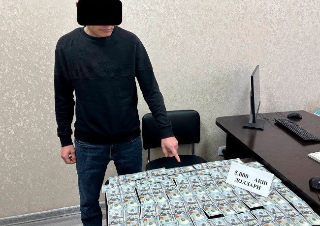 В Ташобласти за взятку в 5000 долларов задержан сотрудник кадастровой службы