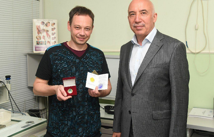 Врач, спасший двухлетнего ребенка, награжден нагрудным знаком «Отличник здравоохранения» (фото)