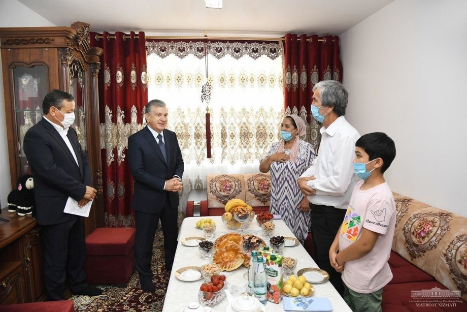Президент побывал в гостях у андижанской семьи (фото)
