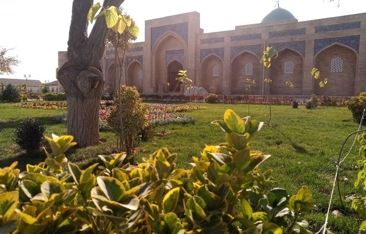 Xon saroyi, masjid, qamoqxona va maktab — Qarshidagi bir obida tarixi