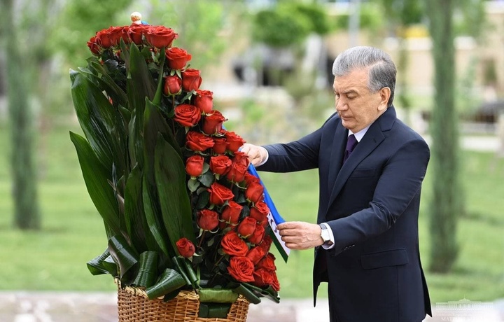 Shavkat Mirziyoyev «Matonat madhiyasi» majmuasiga gulchambar qo‘ydi (foto)