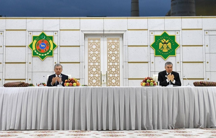 Shavkat Mirziyoyev va Gurbanguli Berdimuhamedov «Turkmanboshi ruhi» majmuasiga tashrif buyurdi