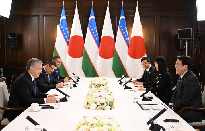 Шавкат Мирзиёев в Токио принял министра экономики, промышленности и торговли Японии