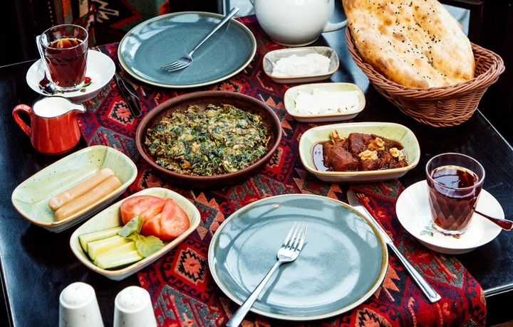 Комитет по конкуренции призвал кафе и рестораны не навязывать клиентам обязательные сеты в период Рамазан