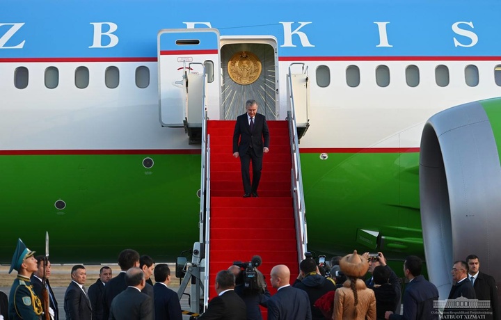 Shavkat Mirziyoyev amaliy tashrif bilan Ostona shahriga keldi (foto)