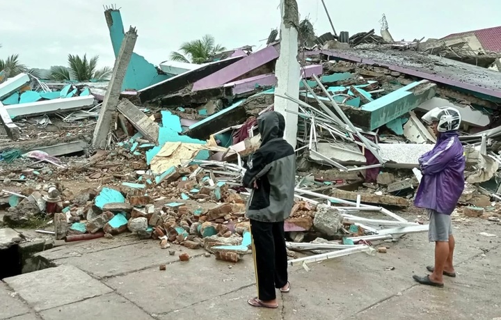 Indoneziyadagi zilzila qurbonlari soni oshmoqda, shifokorlar va bemorlar vayronalar ostida qolgan