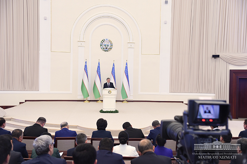 Президент: «Молиянинг аввалги раҳбарларини ҳайдадим, лекин пастдаги «каламуш»лари ҳали ҳам ўтирибди»