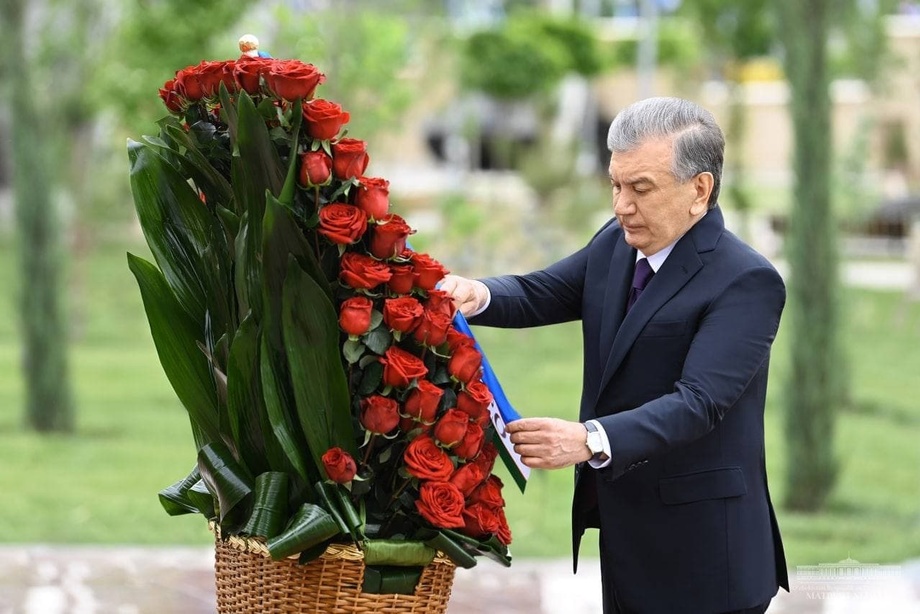 Shavkat Mirziyoyev «Matonat madhiyasi» majmuasiga gulchambar qo‘ydi (foto)