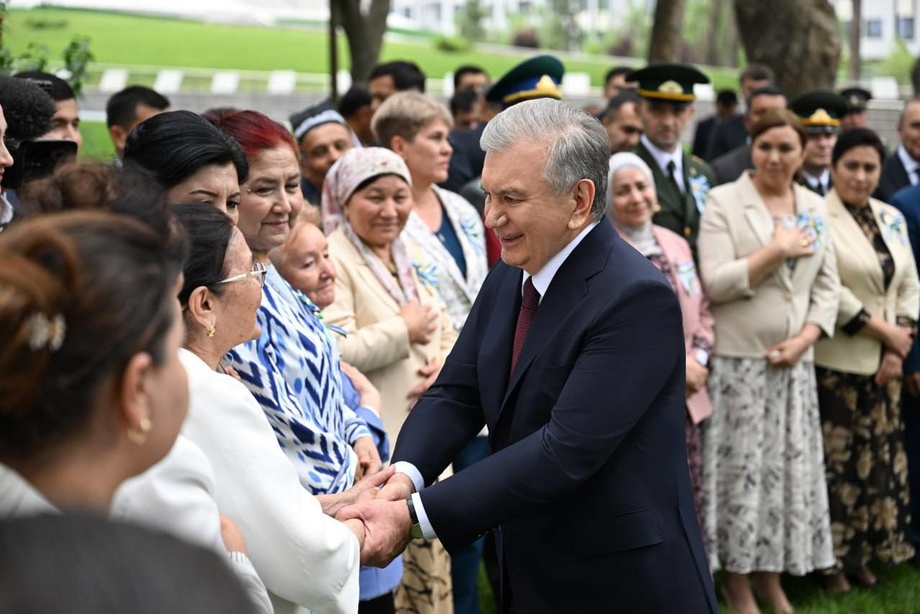 Mirziyoyev Vatan himoyasi yo‘lida halok bo‘lgan harbiylar oila a’zolari bilan uchrashdi