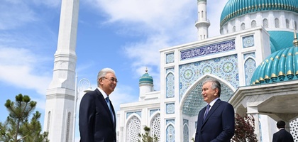 Президентлар Туркистон шаҳрида Ўзбекистон томонидан бунёд этилган масжид билан танишдилар (фото)