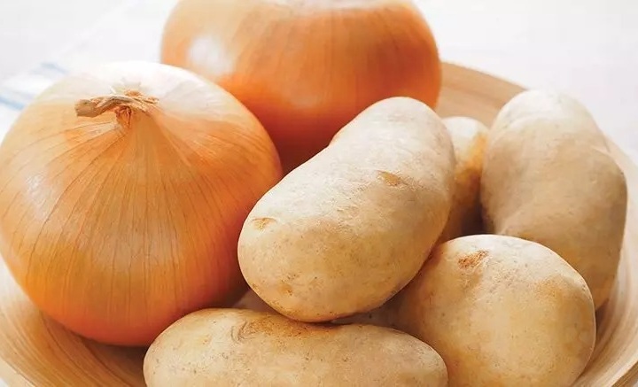 Почему картофель нельзя хранить вместе с луком