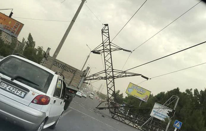 Toshkentda qulagan yuqori kuchlanishli elektr temir ustuni sozlandi