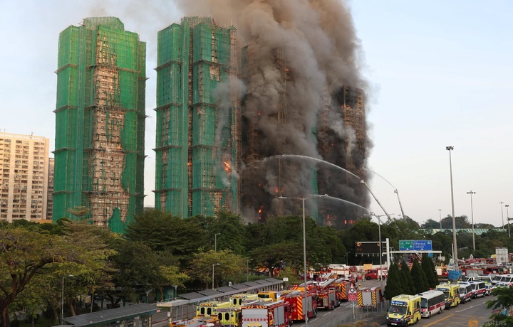 В Гонконге загорелись несколько многоэтажных зданий жилого комплекса