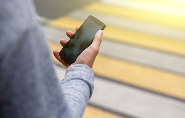 Смартфоны Android начнут мешать пешеходам смотреть в экран на ходу