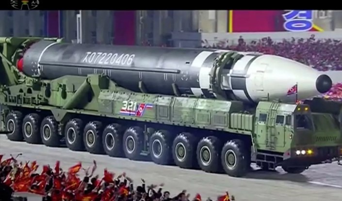 Шимолий Корея янги қитъалараро баллистик ракеталарини намойиш этди